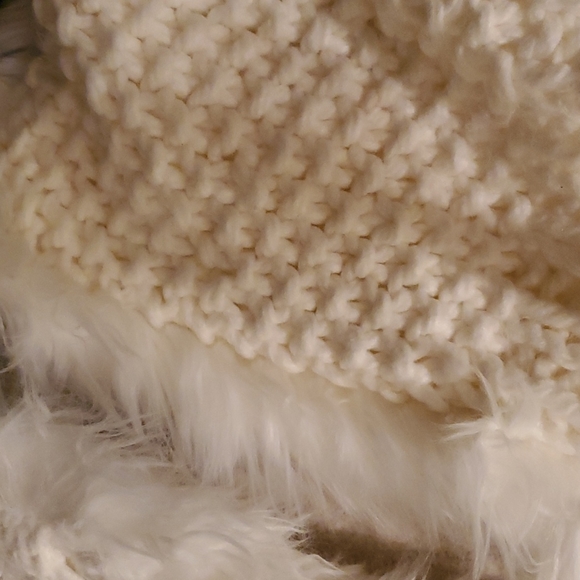 ❤️ POTTERY BARN Set of 2 Button Knit Fur Trim Pillow Covers ❤️ - Picture 11 of 15